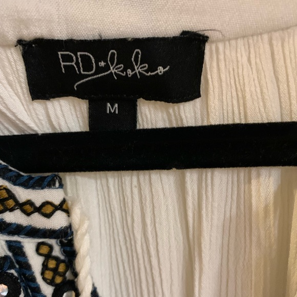 Off white top with navy and red embroidery. Size medium - Picture 3 of 4